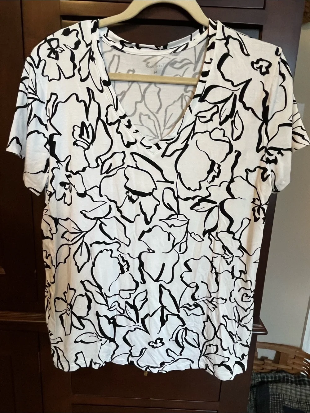Nine West Women's Black & White Floral V-Neck Tee Medium